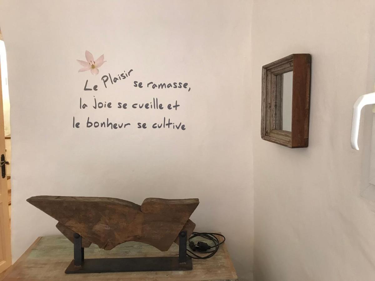 Aparthotel Les Gouts Et Les Couleurs Cucuron Exterior foto