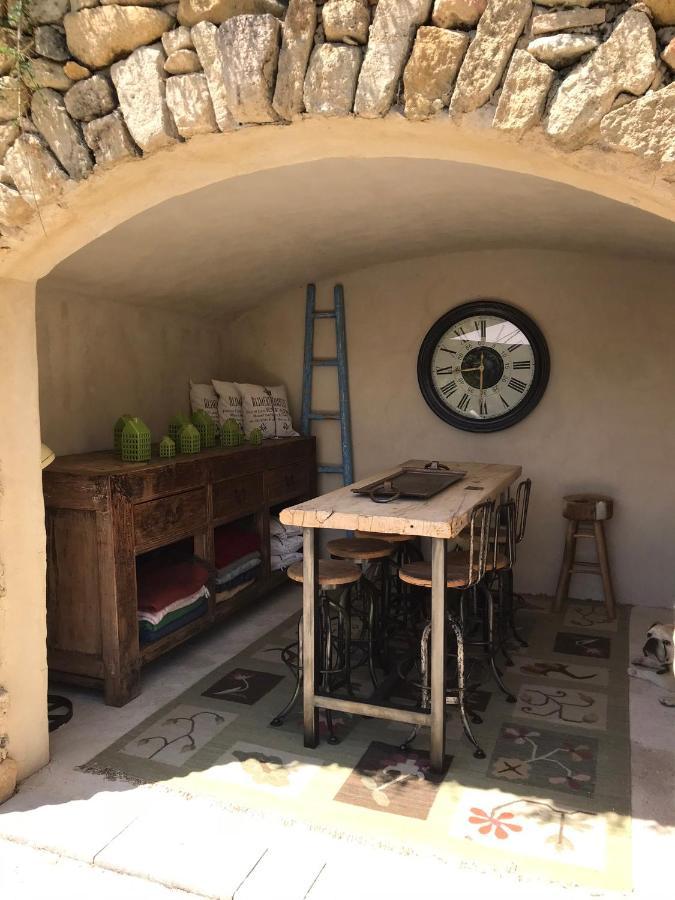 Aparthotel Les Gouts Et Les Couleurs Cucuron Exterior foto