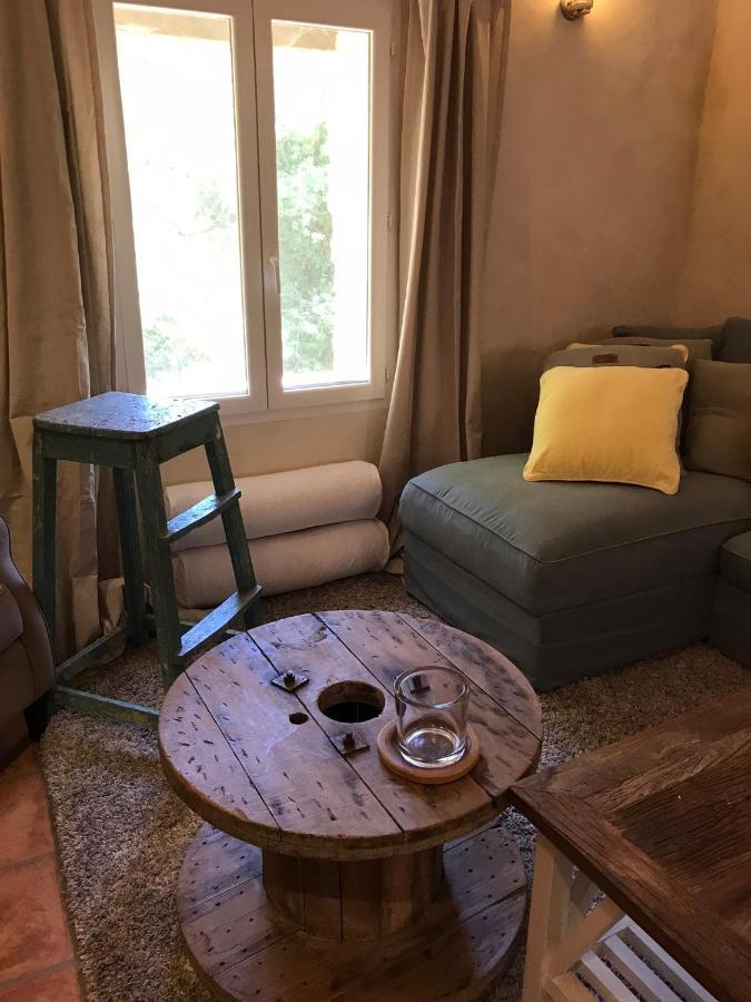 Aparthotel Les Gouts Et Les Couleurs Cucuron Exterior foto