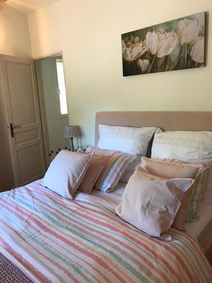 Aparthotel Les Gouts Et Les Couleurs Cucuron Exterior foto
