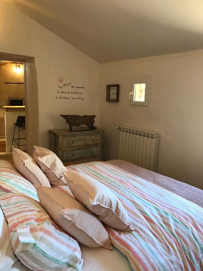 Aparthotel Les Gouts Et Les Couleurs Cucuron Exterior foto