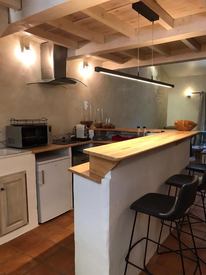 Aparthotel Les Gouts Et Les Couleurs Cucuron Exterior foto