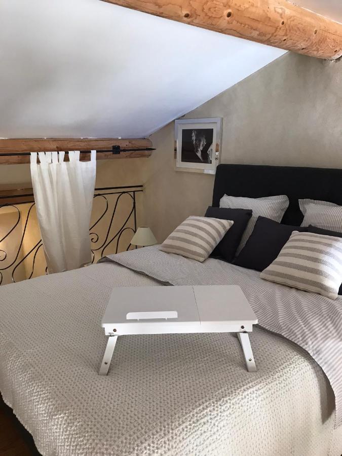 Aparthotel Les Gouts Et Les Couleurs Cucuron Exterior foto